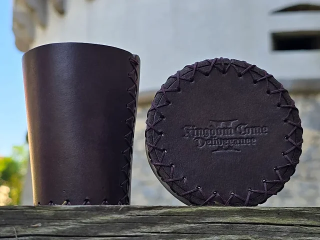 Obrázek FARKLE hrací kostky s kelímkem, Kingdom Come: Deliverance, oficiální merch