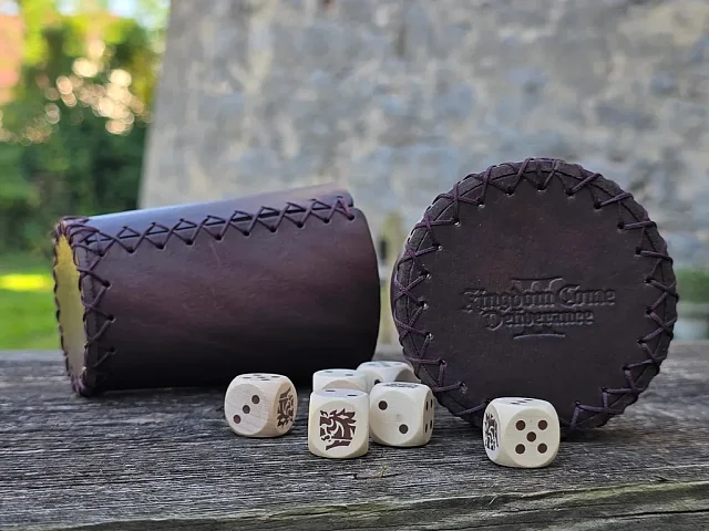 Obrázek FARKLE hrací kostky s kelímkem, Kingdom Come: Deliverance, oficiální merch